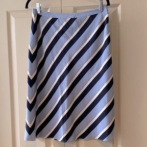 BANANA REPUBLIC Size 8; sky blue, navy & cream diagonal striped rayon skirt.